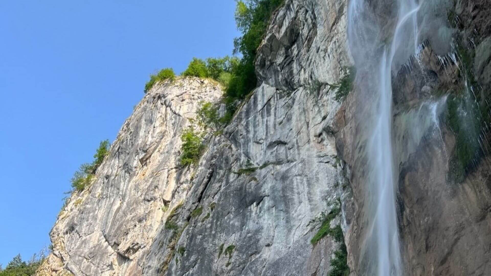 Vodopad Skakavac je Prirodna Ljepota u Srcu Bosne!