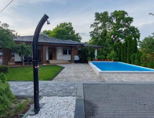 Villa Wood & Green