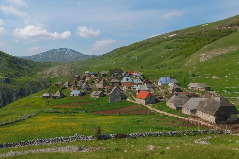 Posjeti Lukomir, najviše planinsko selo u BiH smješteno iznad kanjona Rakitnice. Otkrij netaknutu prirodu, tradicionalne kamene kuće i duh prošlih vremena.