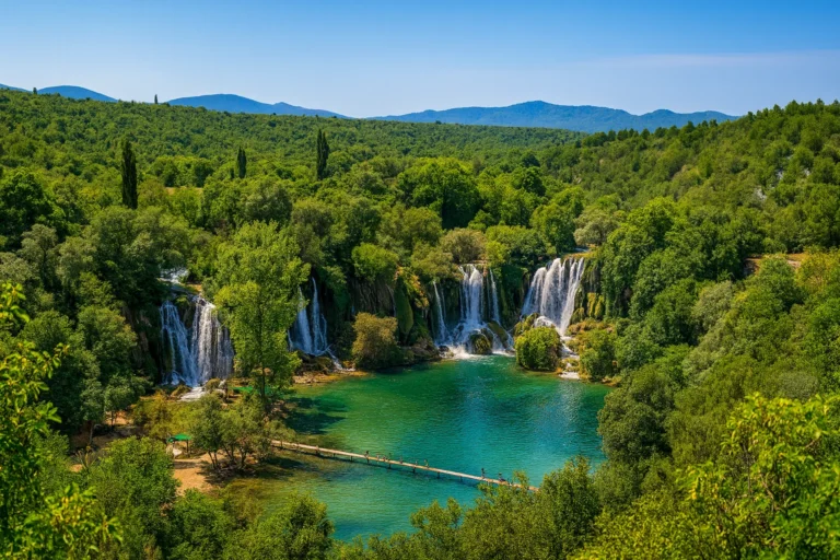 Vodopad Kravica nudi tišinu, zelenilo i šetnje uz slapove. Idealna destinacija za porodice, ljubitelje prirode i putnike koji traže spokoj i ljepotu.