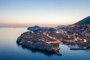 Dubrovnik slikan dronom noću