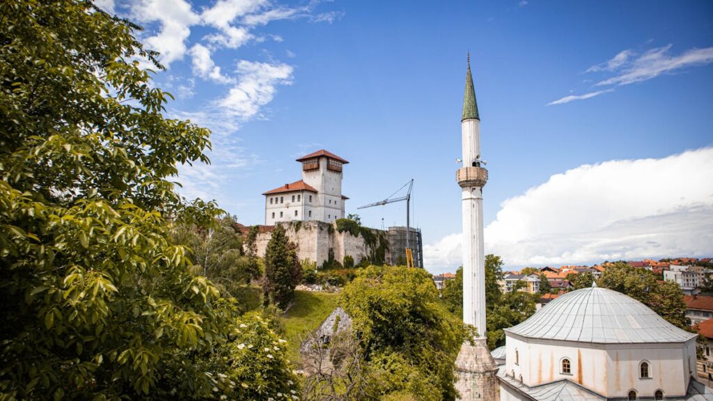 Gradačac, pogled na džamiju i kulu Zmaja od Bosne