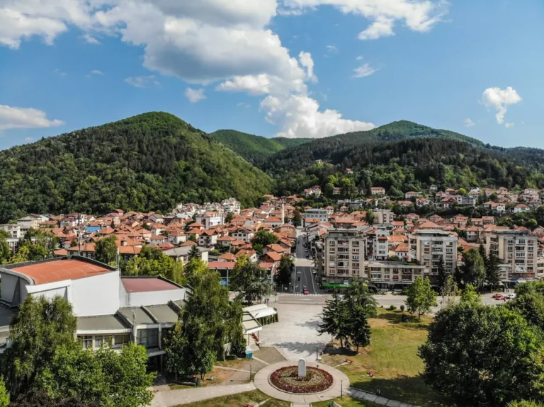 Prijepolje pticija perspektiva trg i dom revolucije