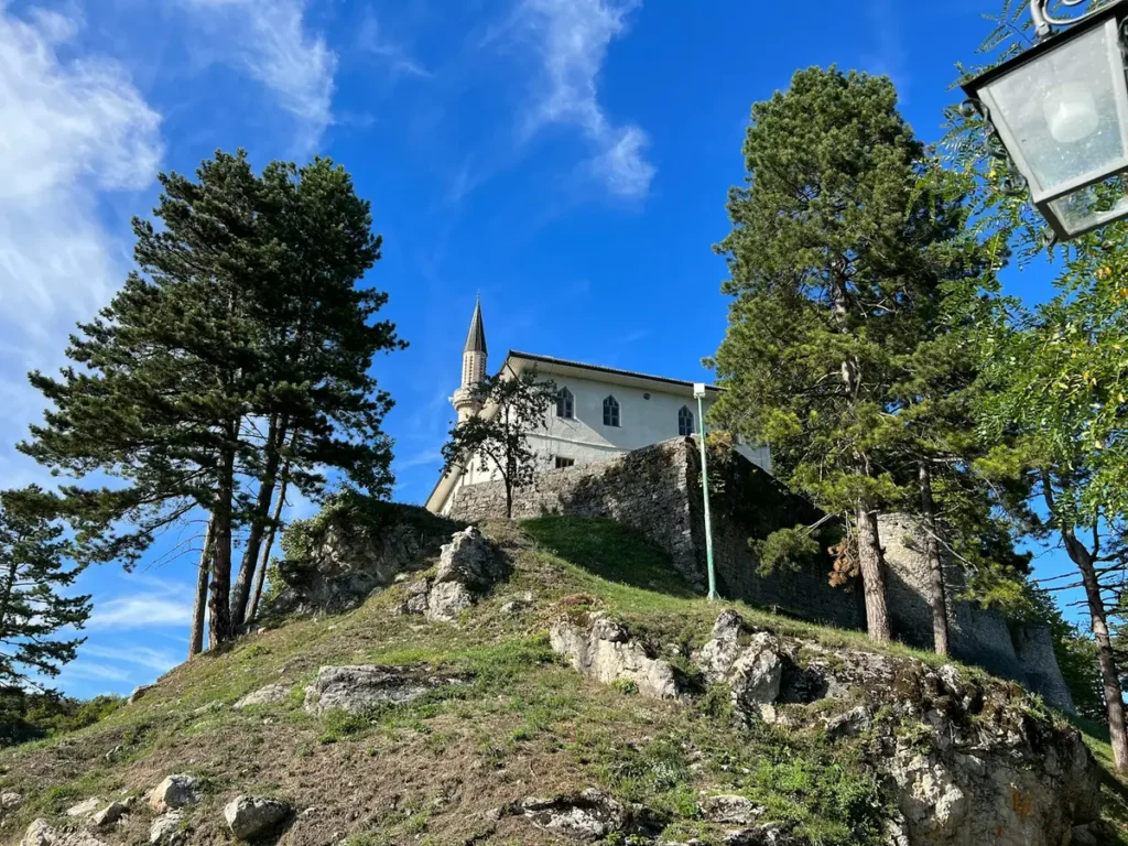 Džamija u starom gradu Cazinu, unutar tvrđave.