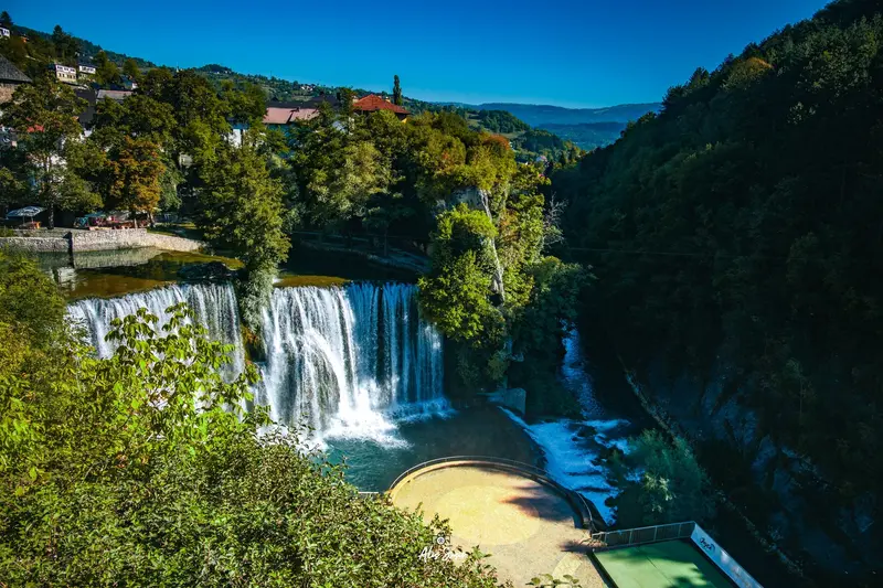 Vodopad u sred centra grada Jajce.