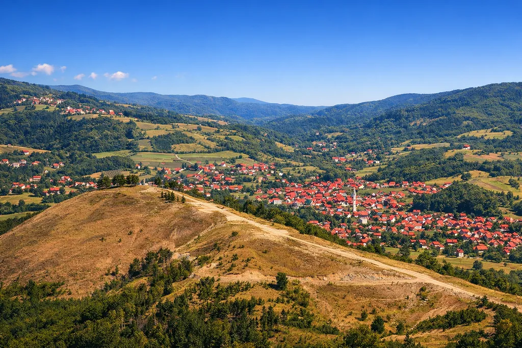 Brdo Vis iznad Kalesije, pogled na obronke i stazu
