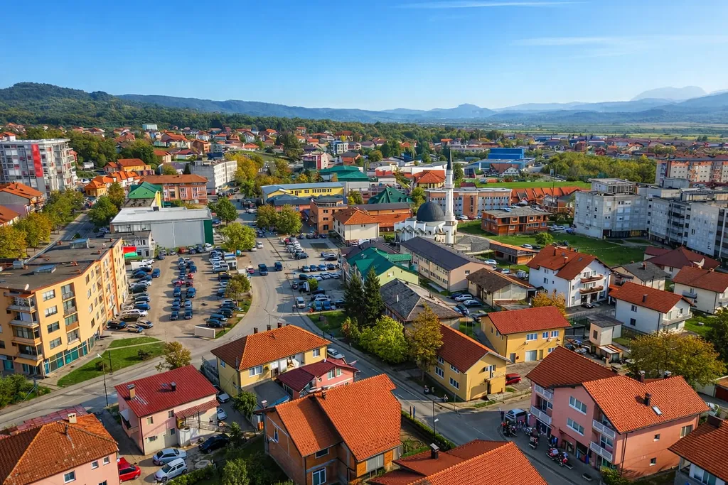 Centar Kalesije iz ptičije perspektive, pogled na glavne ulice i naselje