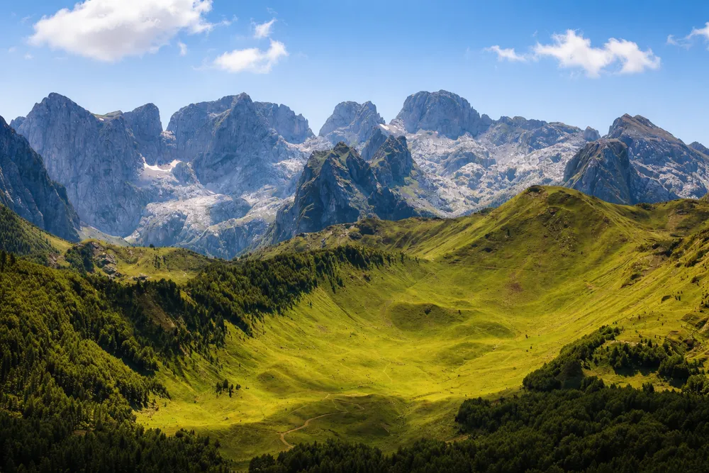 Dolina Grebaje kod Gusinja, planinski amfiteatar i staza kroz zelenilo
