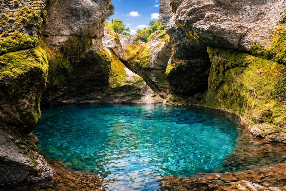 Kanjon Grlje kod Vusanja, uski kameni prolaz i hladna planinska voda