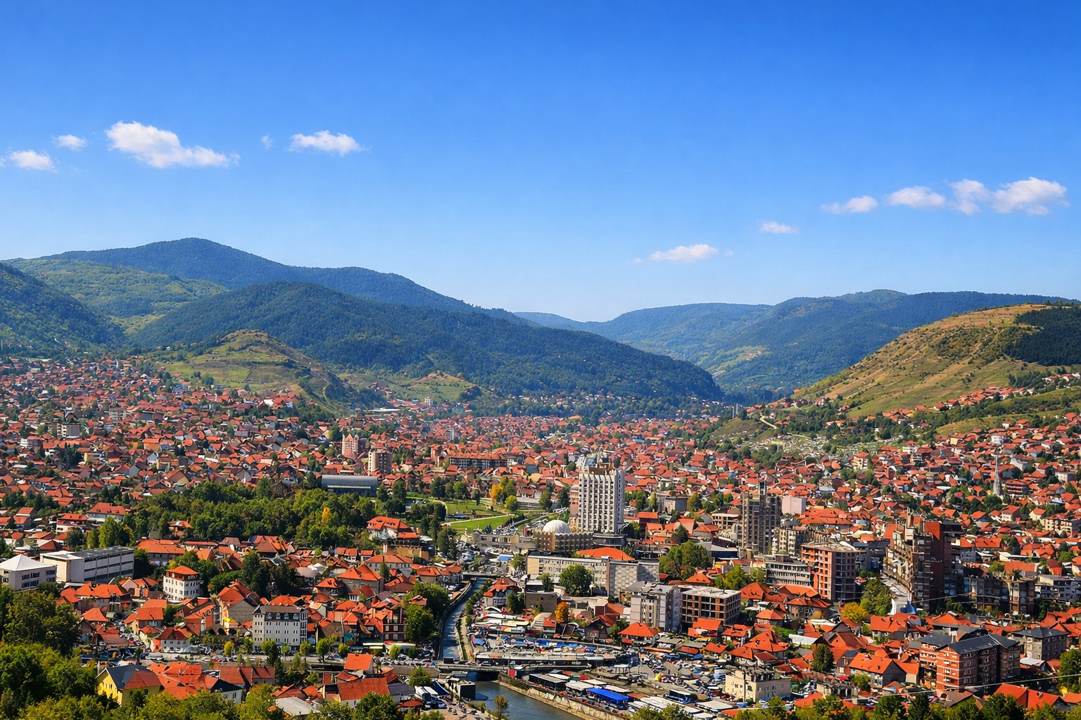 Pogled na centar Novog Pazara i krovove čaršije