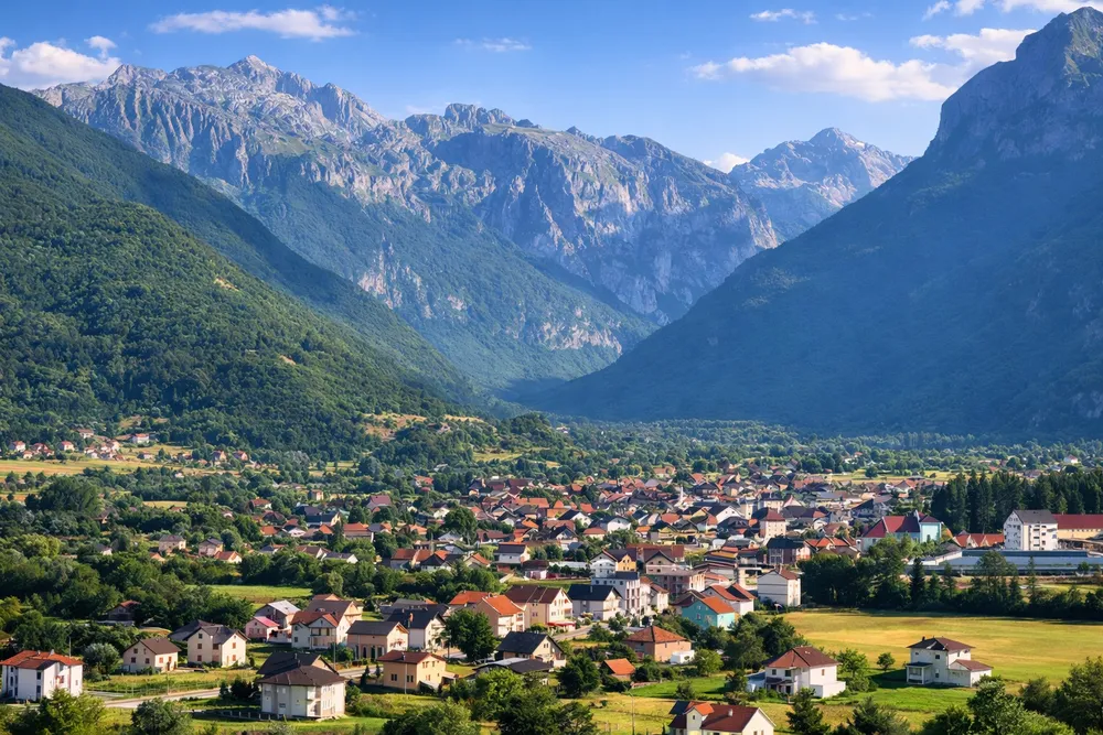Panoramski pogled na Gusinje i planine Prokletije u vedrom ljetnom jutru