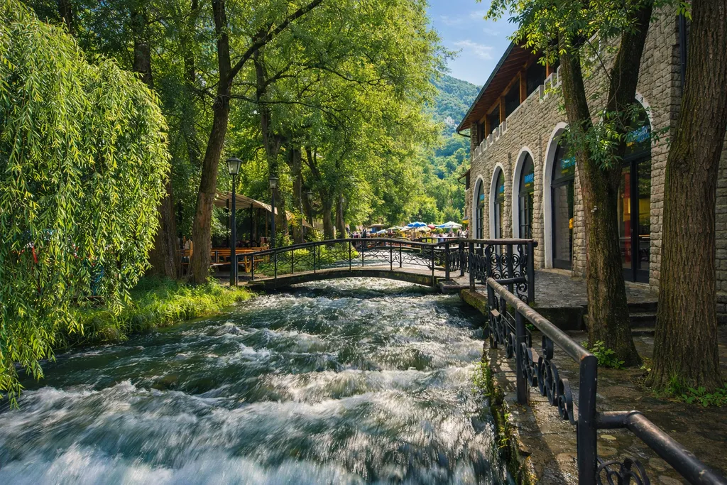 Plava voda u Travniku, jutarnji kadar rijeke i kamene promenade