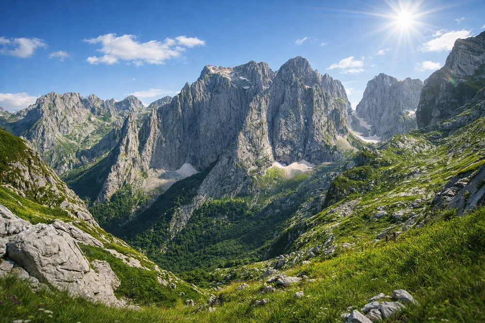 Prokletije kod Gusinja, planinski grebeni i ljetni kadar