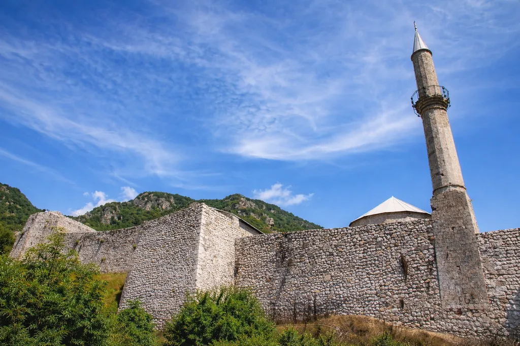 Travnička tvrđava i minaret pod vedrim jutarnjim nebom