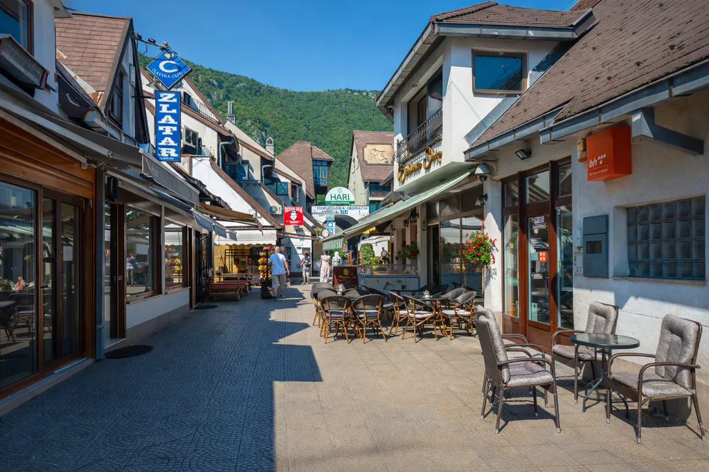 Travnik čaršija, pješačka ulica u ljetno jutro