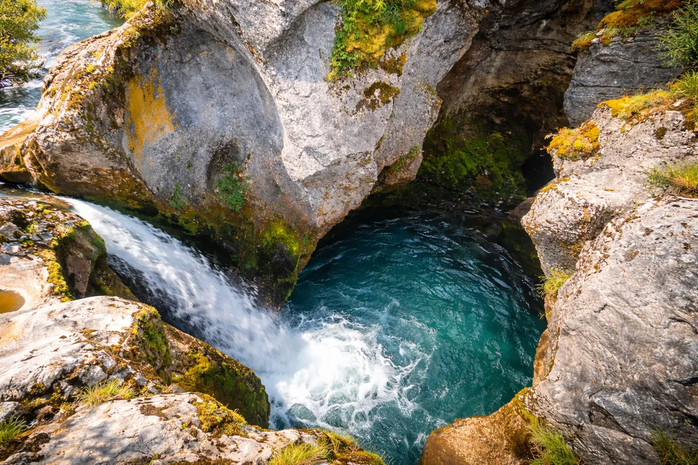 Vodopad Grlja kod Vusanja, voda pada u usjek ispod Prokletija