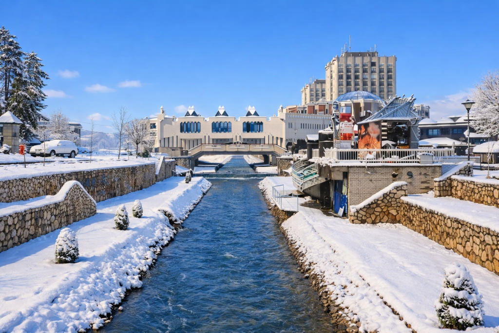Zimski prizor rijeke u Novom Pazaru, snijeg na obalama i zidinama, sunčano jutro i vedro nebo