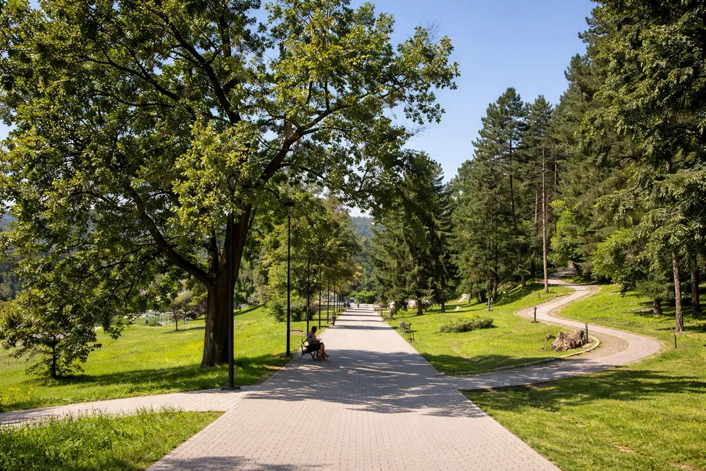 Gradski park u Tuzli, klupe i staze za laganu šetnju