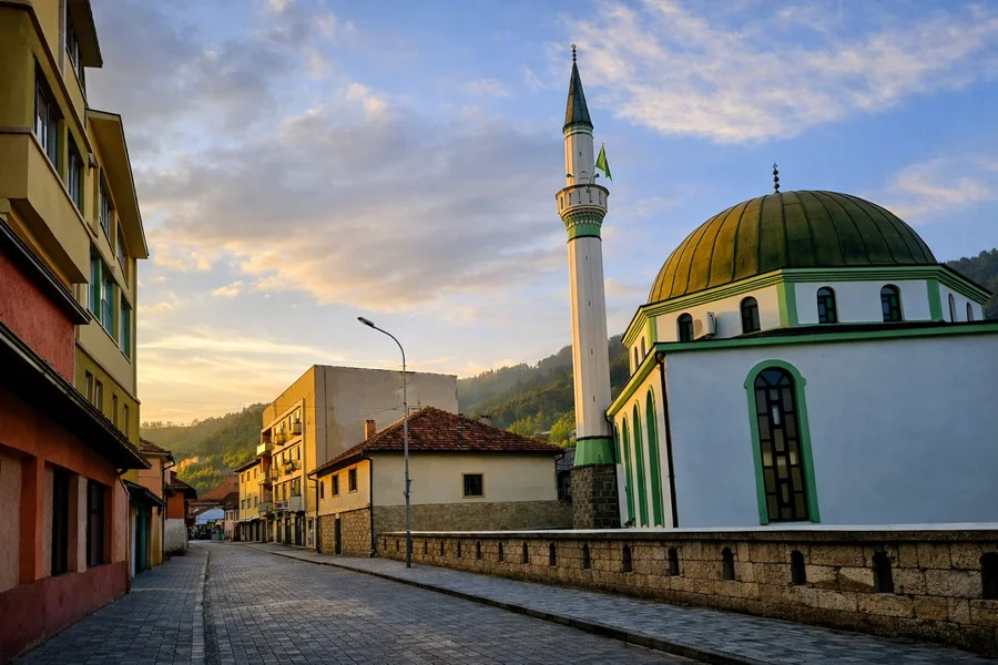 Hasan-agina džamija u Priboju, pogled izvana u mirnom dijelu dana