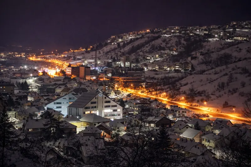 Noćni pogled na zasniježenu Novu Varoš, zimska svjetla