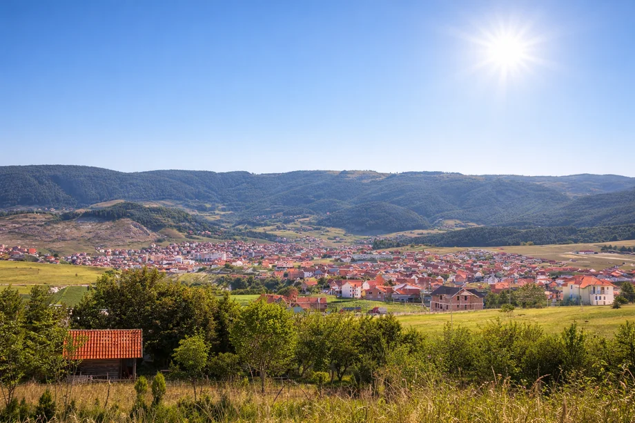 Panoramski pogled na Tutin i okolna brda u mirnom jutru