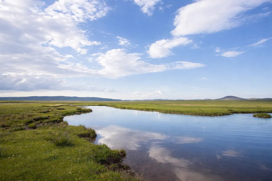Pešterska visoravan u širokom kadru, travnjaci i oblaci