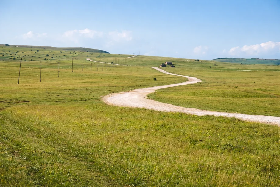 Širok pejzaž Pešterske visoravni ujutro, travnjaci i blaga brda