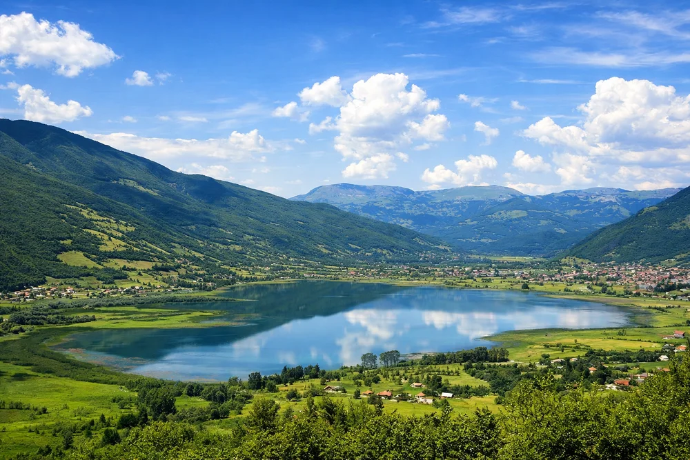 Plavsko jezero u Plavu, grad i planine u pozadini