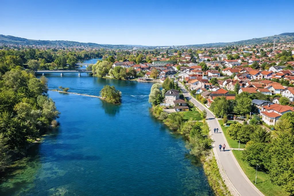 Rijeka Una u Bihaću, pogled na gradsku obalu