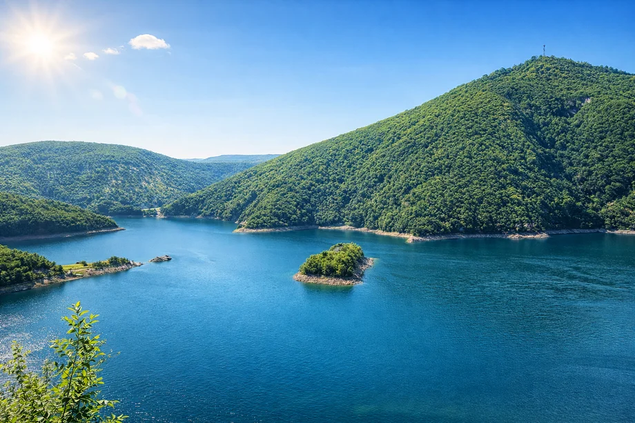 Uvac ljeti – pogled na jezero i zelene padine, vedro jutro