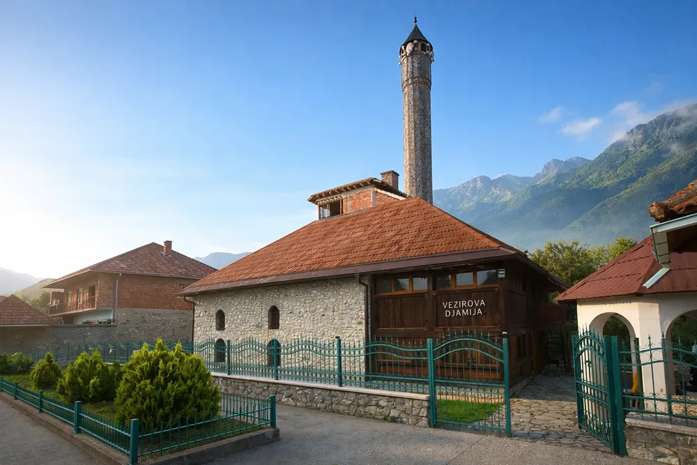 Vezirova džamija u Gusinju, kamena građevina i mirno dvorište