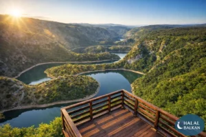 Vidikovac iznad Uvca, drvena terasa i pogled na meandre rijeke u toplom ljetnom jutru