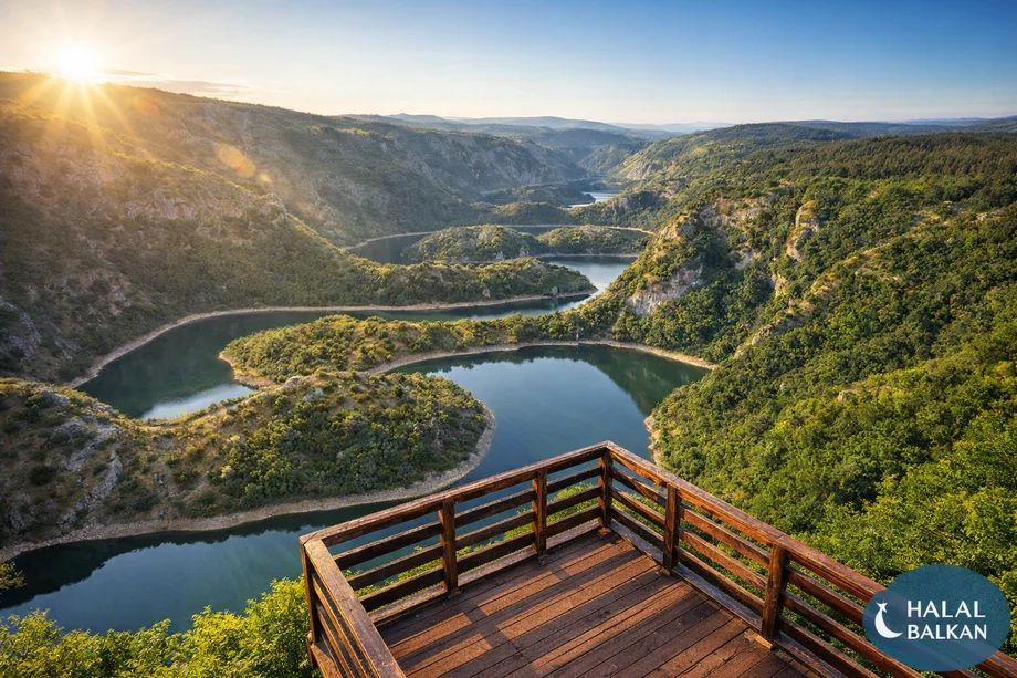 Vidikovac iznad Uvca – jutarnji pogled na meandre
