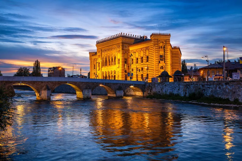 Vijećnica u Sarajevu uz rijeku Miljacku