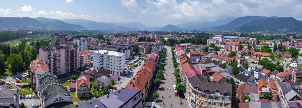 Detalj gradskog jezgra u Beranama, ulični prizor i fasade
