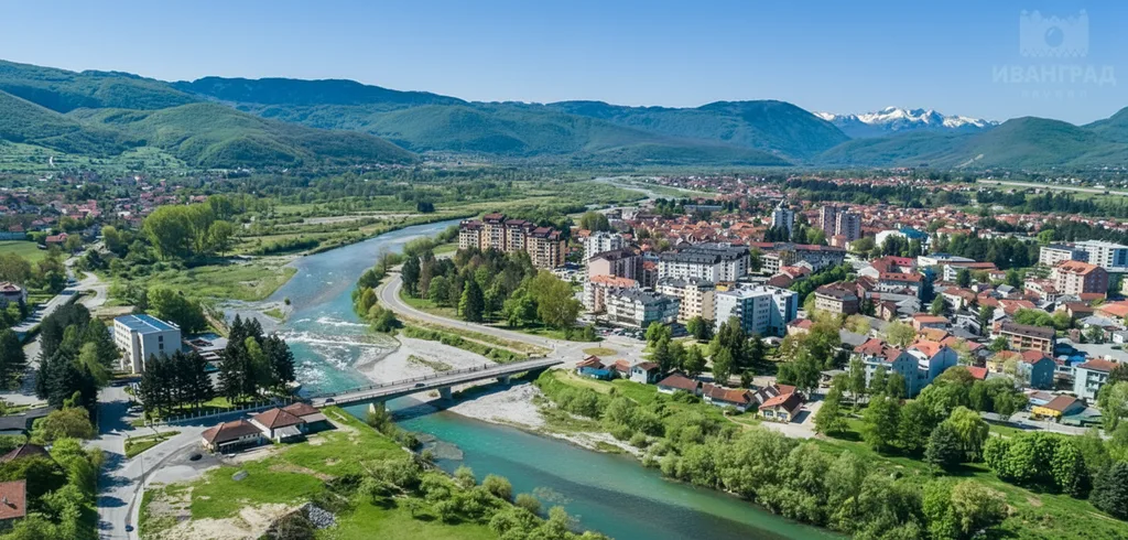 Vazdušna panorama Berana sa rijekom Lim i planinama, ljetnji prizor grada u Polimlju