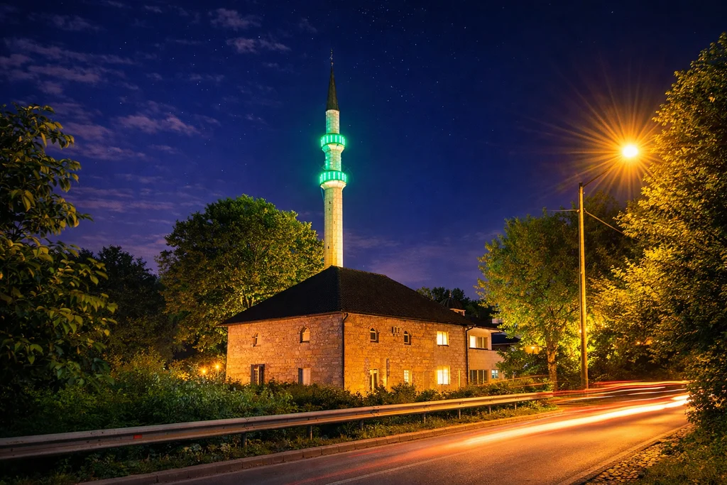 Ahmed-agina džamija u Vitezu noću, osvijetljena munara i ulica