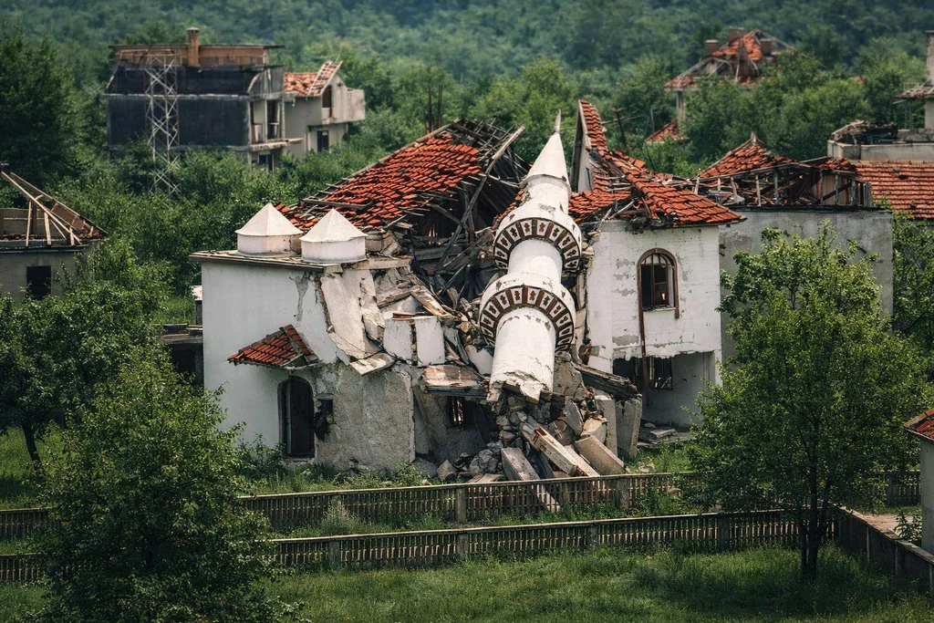 Ruševine vjerskog objekta u Ahmićima, oštećen krov i zidovi, zelenilo oko objekta