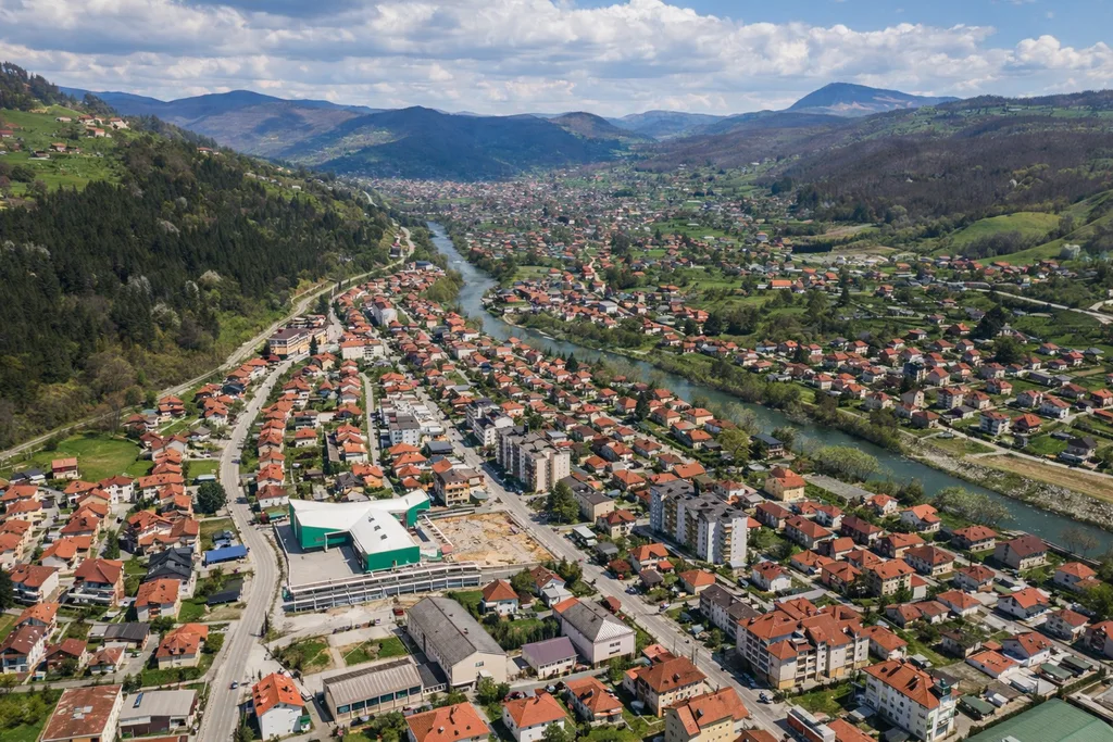 Pogled iz zraka na Bijelo Polje i dolinu rijeke Lim