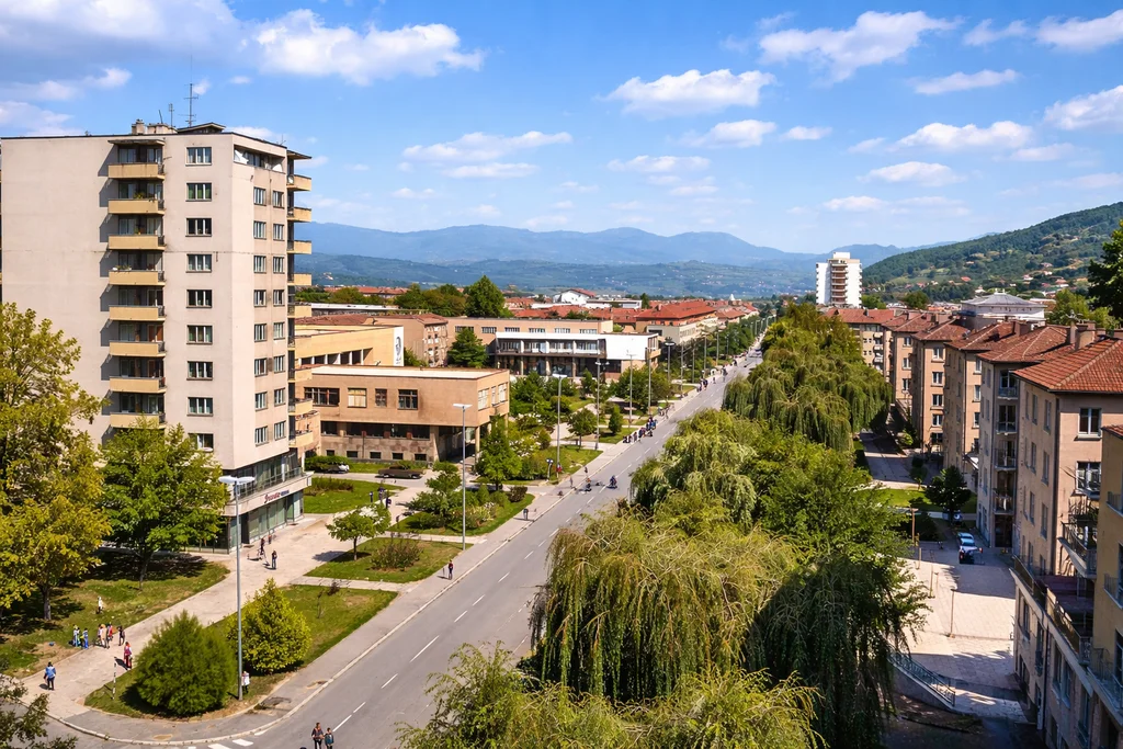 Centar Novog Travnika, široka ulica i jutarnja gradska šetnja