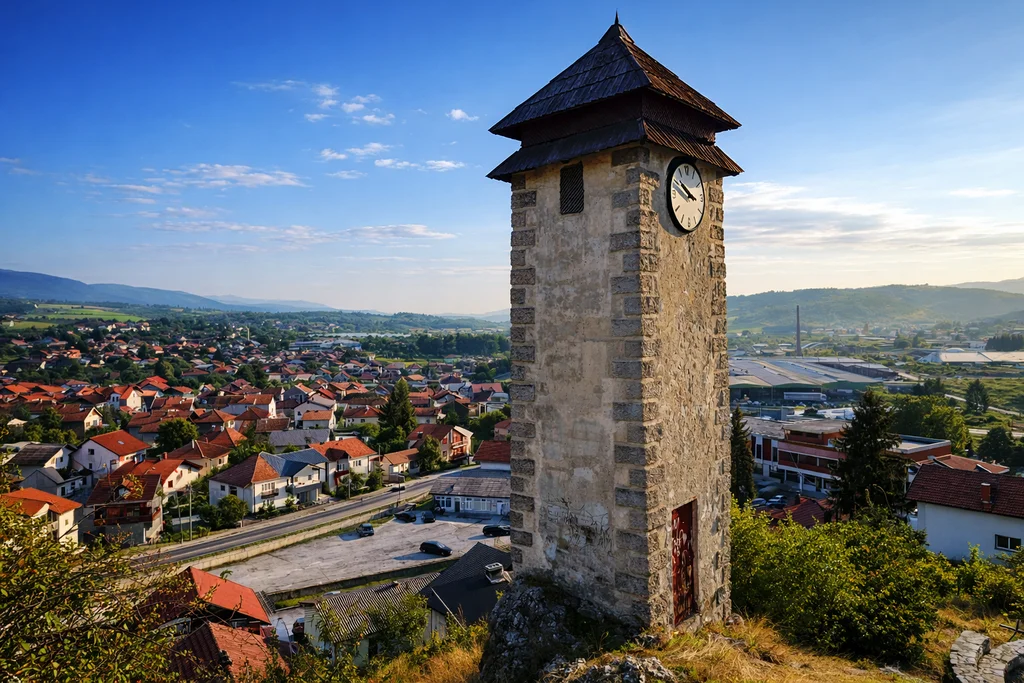 Sahat kula iznad Donjeg Vakufa sa pogledom na grad