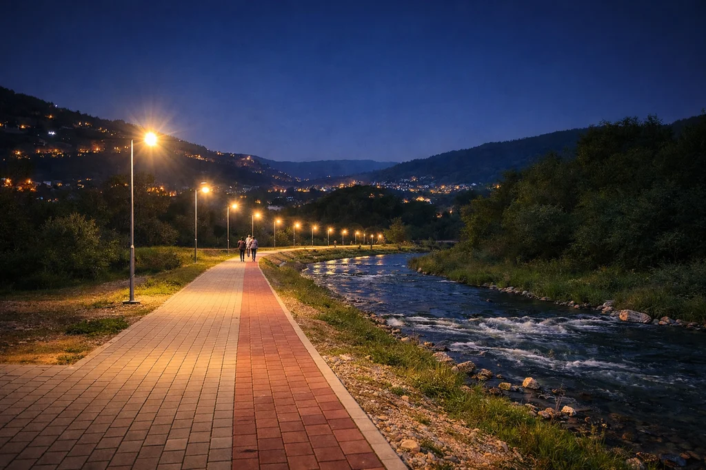 Šetalište uz rijeku u Gornjem Vakufu noću – večernja šetnja