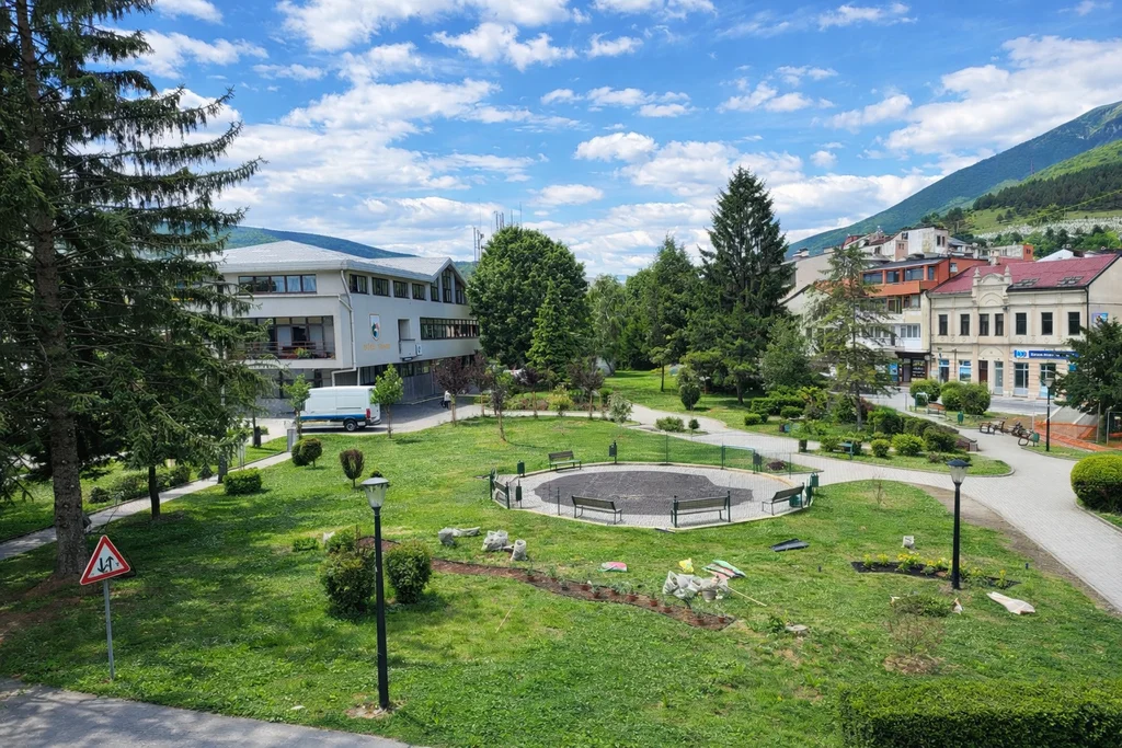 Gradski park u Novom Travniku, šetnice i zelenilo u proljeće