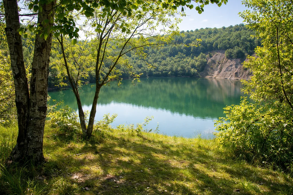 Jezero Radovan kod Novog Travnika, mirna voda i šuma u proljeće