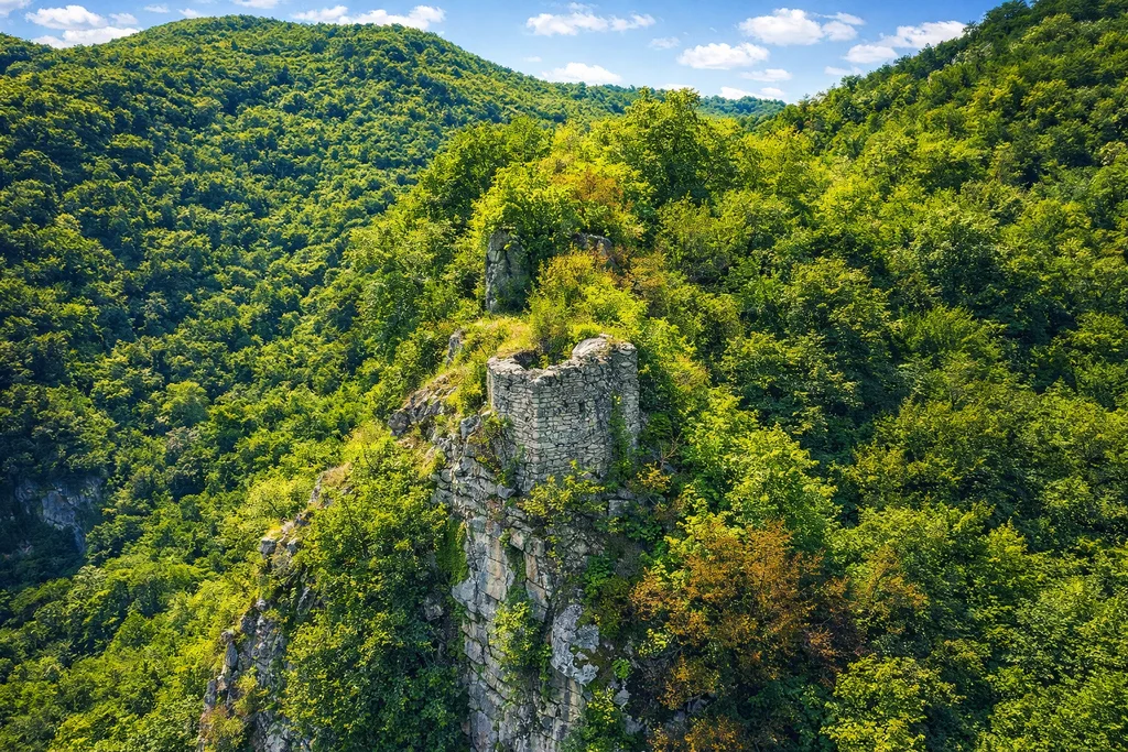 Kamengrad u Sanskom Mostu, ostaci starog grada na stijeni iznad guste šume
