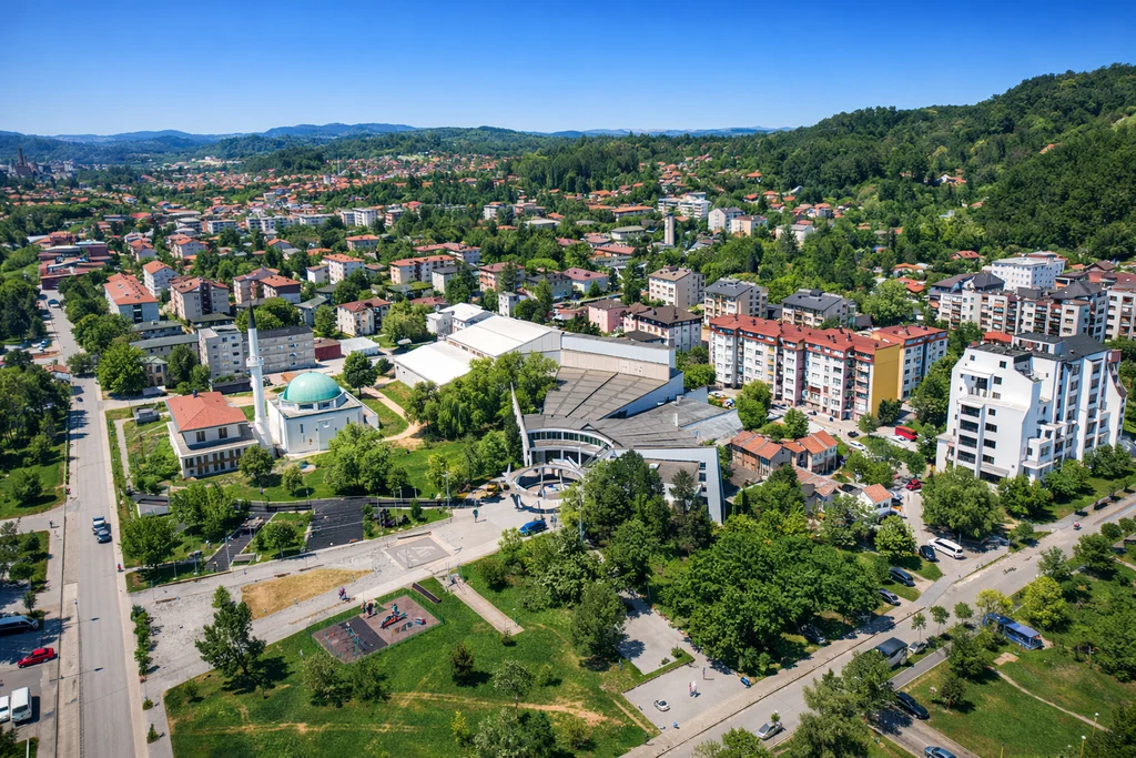 Lukavac ljeti, pogled iz zraka na centar grada i glavnu ulicu