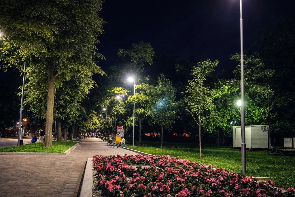 Lukavac šetalište ljeti uveče, mirna ruta kroz grad