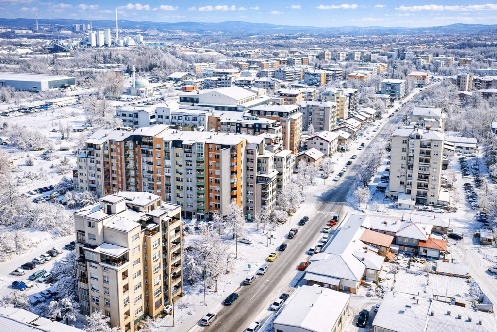 Lukavac zimi pod snijegom, pogled iz zraka na centar grada i glavnu ulicu