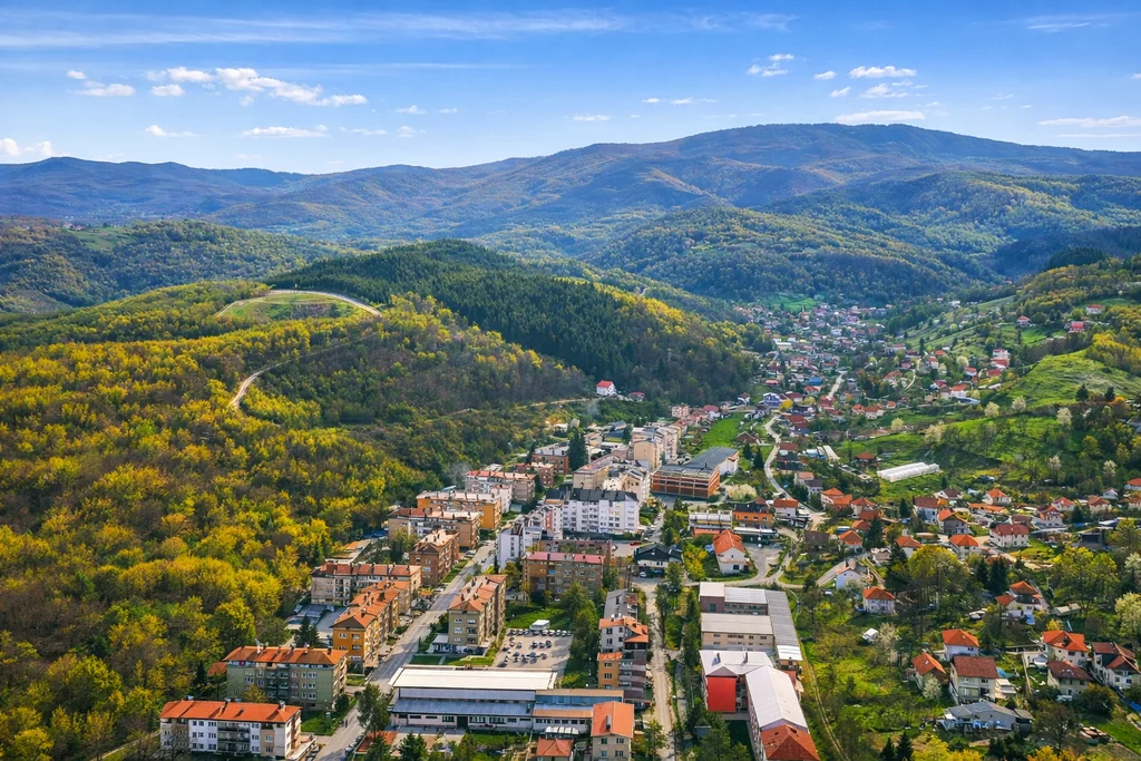 Panoramski pogled na Novi Travnik i brda oko doline Lašve