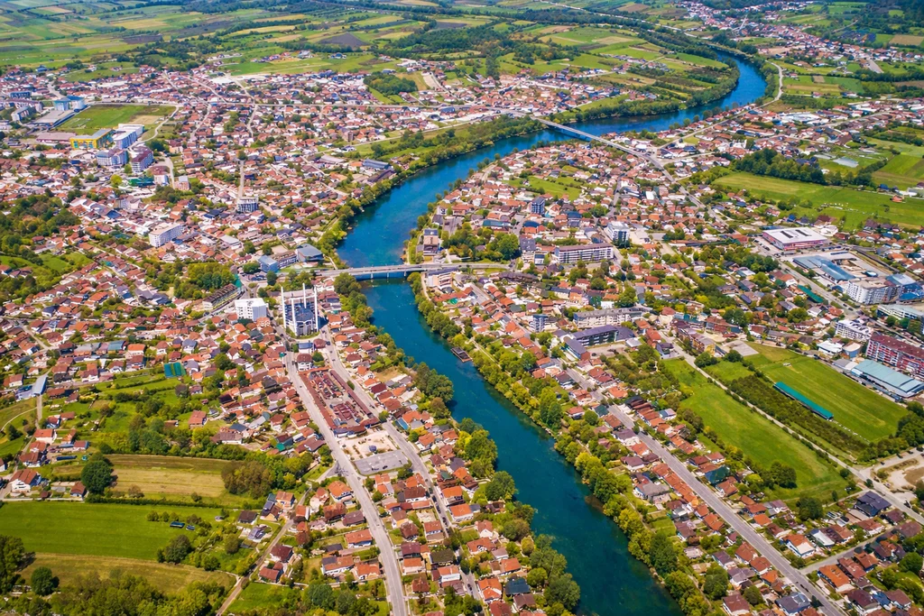 Rijeka Sana kroz Sanski Most, zračni pogled na mostove, obale i naselje uz rijeku